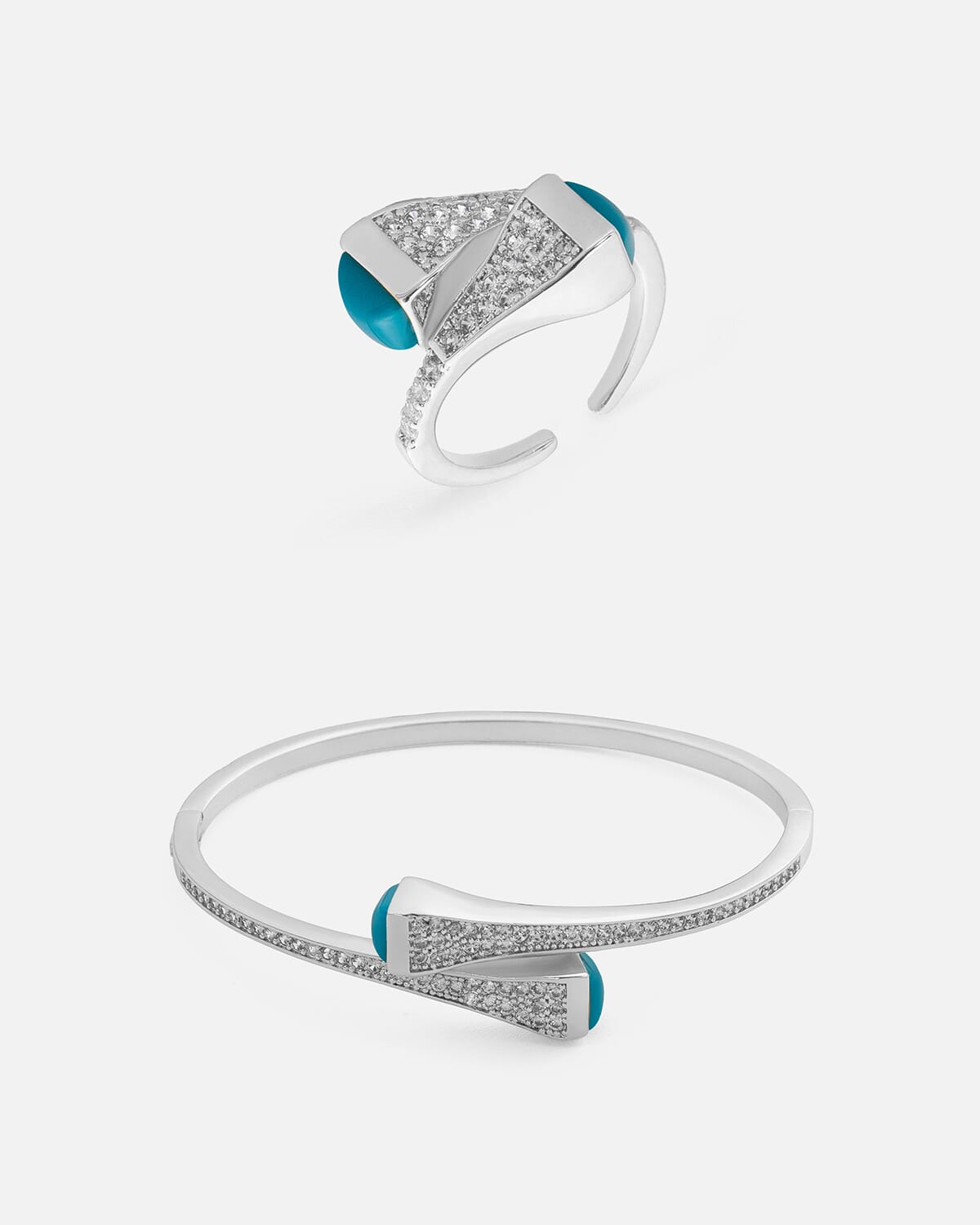 ‎ طقم نسائي جذاب بلون فضي